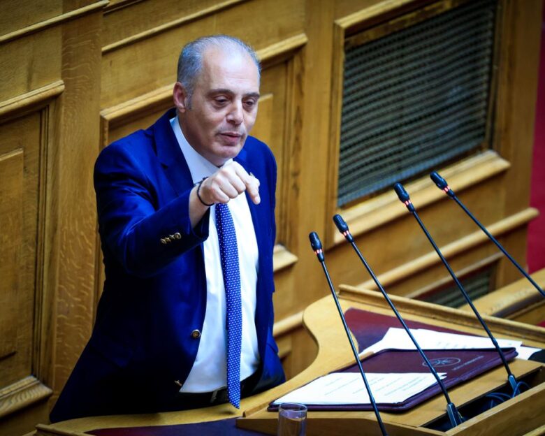 Έντονο φραστικό επεισόδιο Βελόπουλου – Καιρίδη στη Βουλή: «Ρε καημένο παιδί, υπουργός δεν θα γίνεις ξανά»