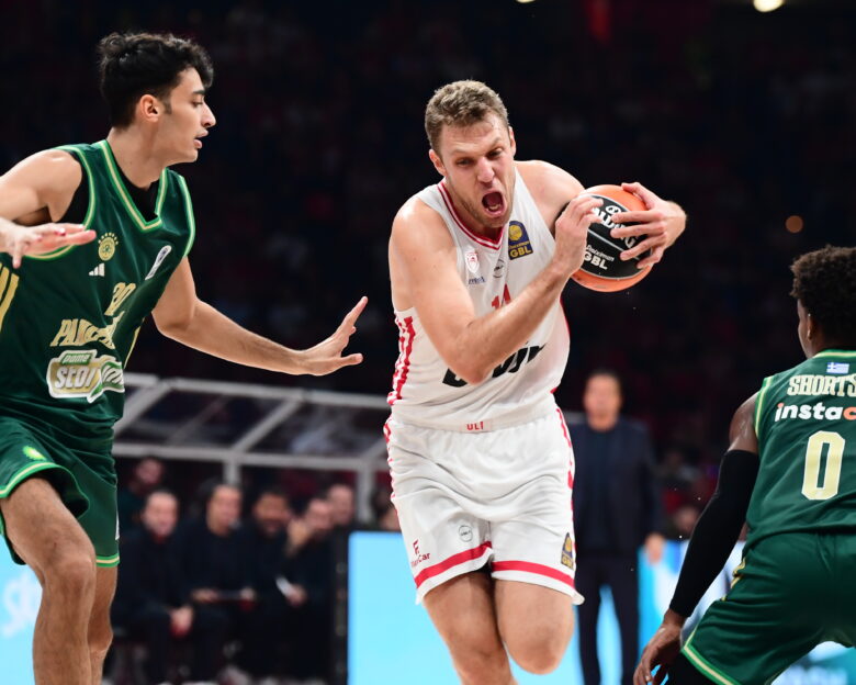 Το buzzer beater τρίποντο του Σάσα Βεζένκοφ στο ημίχρονο του Ολυμπιακός – Παναθηναϊκός