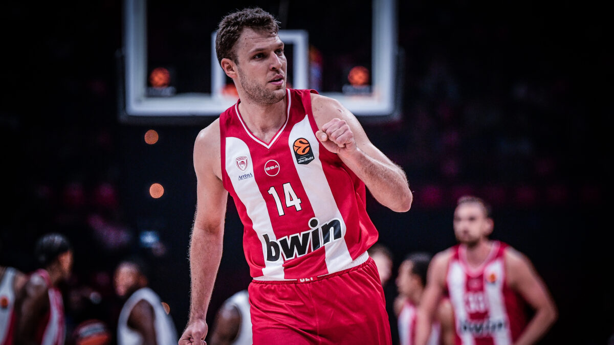 Ο Βεζένκοφ σε αγώνα του Ολυμπιακού στη Euroleague (KLODIAN LATO