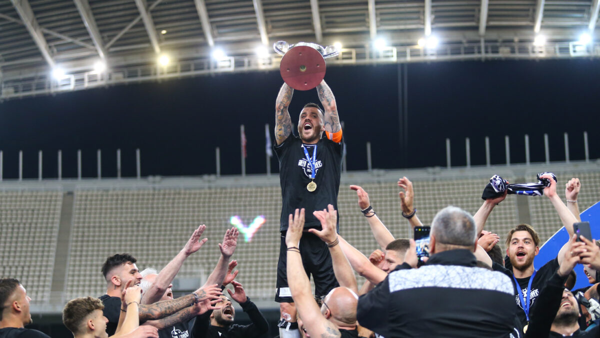 Ο Βιεϊρίνια σηκώνει ένα από τα τρόπαια που κατέκτησε με τον ΠΑΟΚ (ΜΑΡΚΟΣ ΧΟΥΖΟΥΡΗΣ