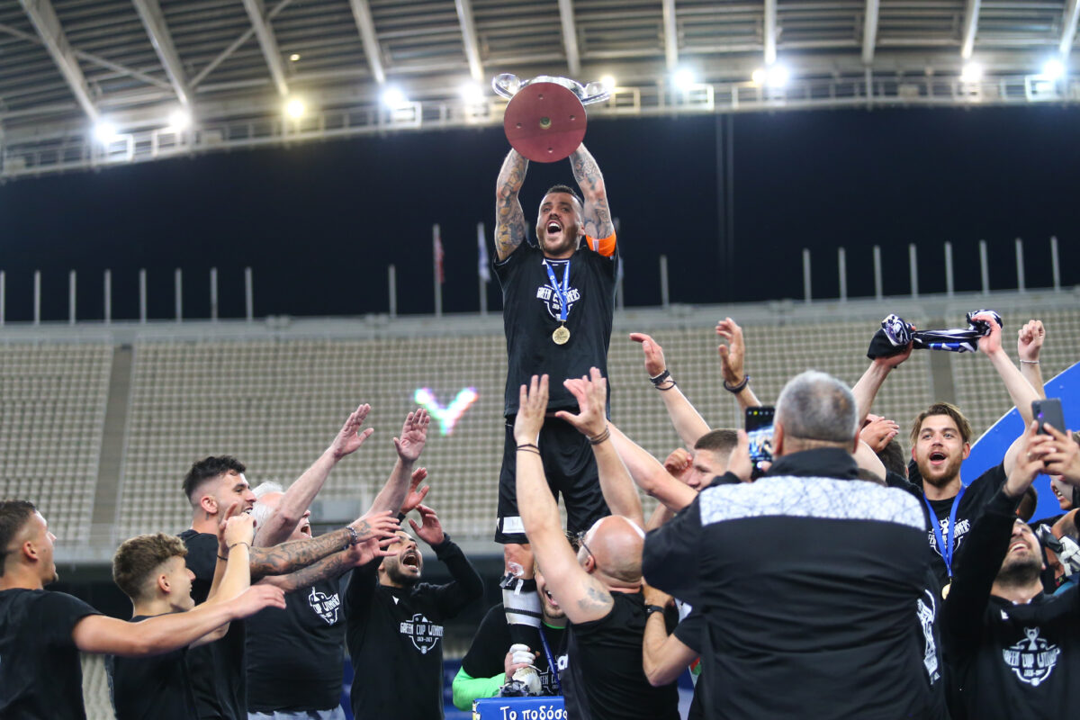 Ο Βιεϊρίνια σηκώνει ένα από τα τρόπαια που κατέκτησε με τον ΠΑΟΚ (ΜΑΡΚΟΣ ΧΟΥΖΟΥΡΗΣ