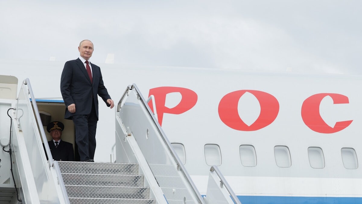 Ο Ρώσος Πρόεδρος, Vladimir Putin στην κορυφή της σκάλας του Ilyushin Il-96-300 με το οποίο ταξίδεψε για να συναντήσει τον Πρόεδρο των ΗΠΑ, Donald Trump στο Anchorage της Alaska