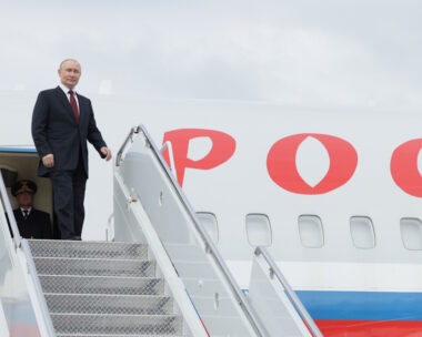 Ο Ρώσος Πρόεδρος, Vladimir Putin στην κορυφή της σκάλας του Ilyushin Il-96-300 με το οποίο ταξίδεψε για να συναντήσει τον Πρόεδρο των ΗΠΑ, Donald Trump στο Anchorage της Alaska