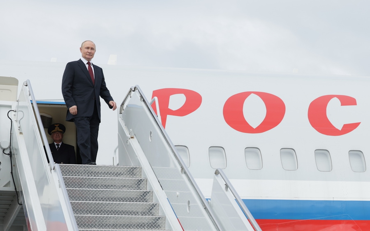Ο Ρώσος Πρόεδρος, Vladimir Putin στην κορυφή της σκάλας του Ilyushin Il-96-300 με το οποίο ταξίδεψε για να συναντήσει τον Πρόεδρο των ΗΠΑ, Donald Trump στο Anchorage της Alaska