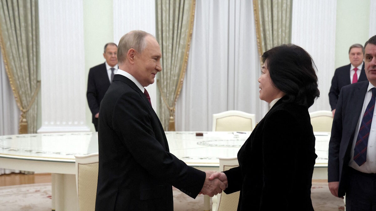 Ο Ρώσος Πρόεδρος, Vladimir Putin υποδέχεται την υπουργό Εξωτερικών της Βόρειας Κορέας, Choe Son Hui