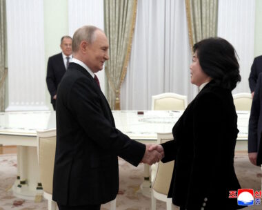 Ο Ρώσος Πρόεδρος, Vladimir Putin υποδέχεται την υπουργό Εξωτερικών της Βόρειας Κορέας, Choe Son Hui