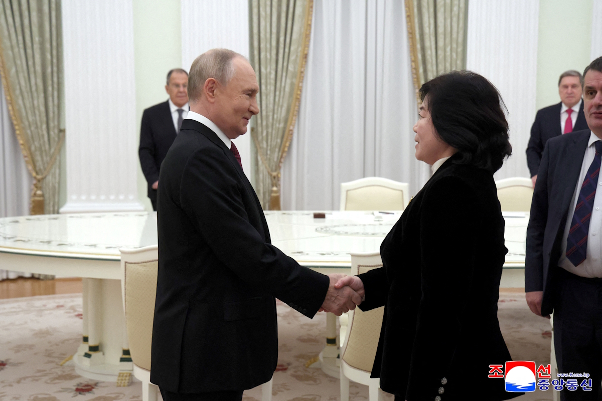 Ο Ρώσος Πρόεδρος, Vladimir Putin υποδέχεται την υπουργό Εξωτερικών της Βόρειας Κορέας, Choe Son Hui