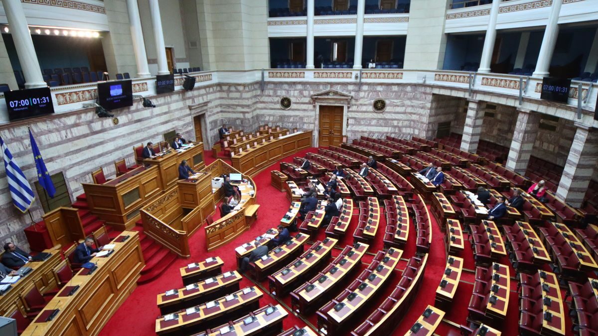 Η συζήτηση στη Βουλή για την τροπολογία για το μνημείο του Αγνώστου Στρατιώτη