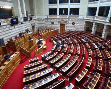 Η συζήτηση στη Βουλή για την τροπολογία για το μνημείο του Αγνώστου Στρατιώτη