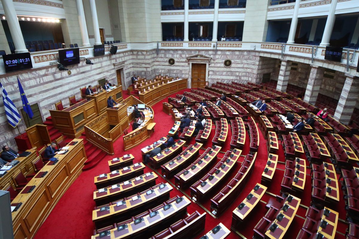 Η συζήτηση στη Βουλή για την τροπολογία για το μνημείο του Αγνώστου Στρατιώτη
