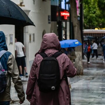 Ανθρωπος κρατά ομπρέλα