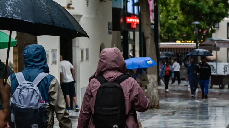 Ανθρωπος κρατά ομπρέλα