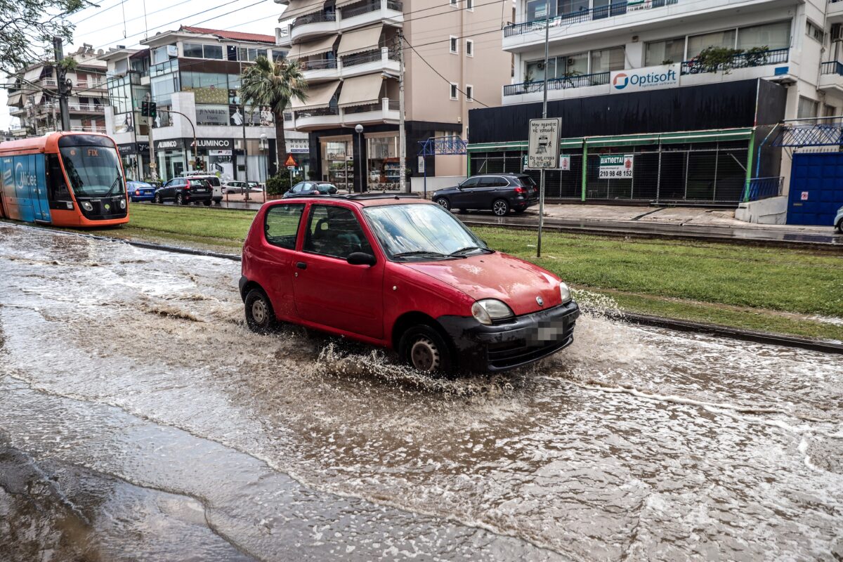 Αυτοκίνητο στη βροχή