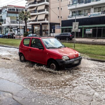 Αυτοκίνητο στη βροχή