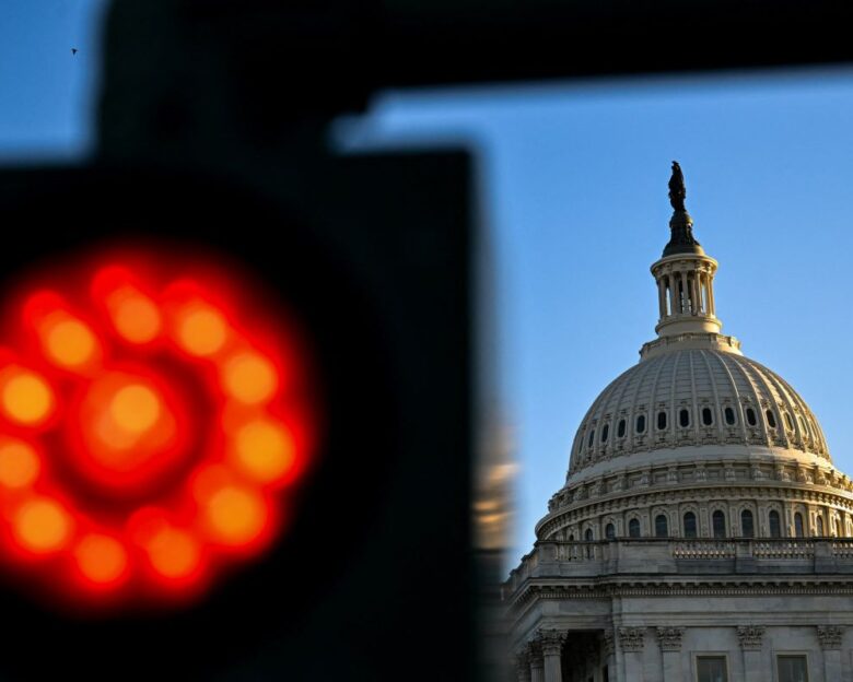 Shutdown στις ΗΠΑ: Η κυβέρνηση Τραμπ πάγωσε πόρους 26 δισ. δολαρίων για πολιτείες με Δημοκρατικούς κυβερνήτες – Απειλές για απολύσεις από τον Βανς