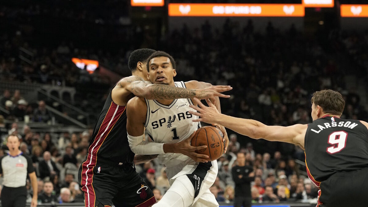 Ο Βίκτορ Γουενμπανιάμα τα βάζει με την άμυνα των Χιτ (ΦΩΤΟ Credit: Scott Wachter-Imagn Images)