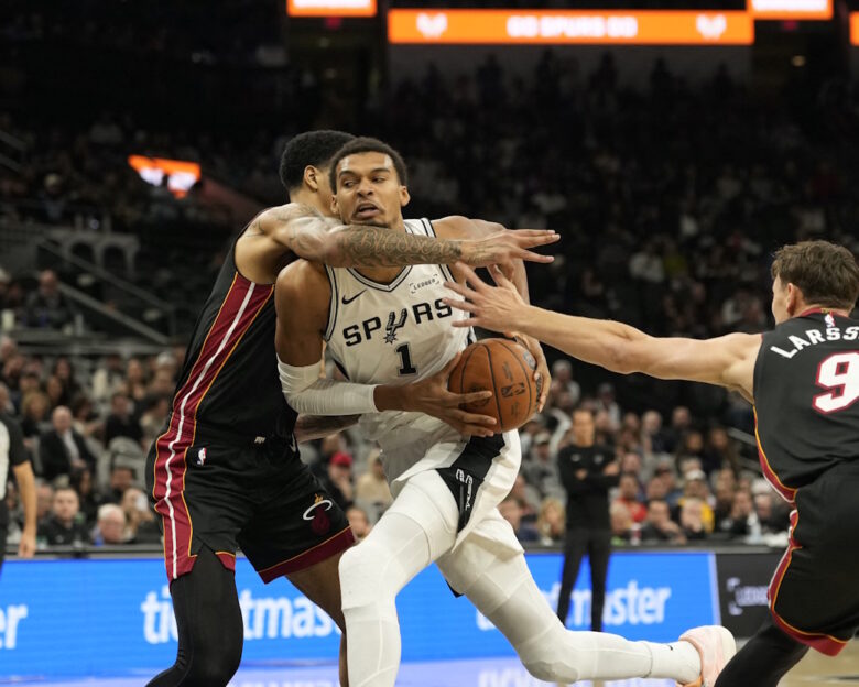 Αποτελέσματα NBA: Παραμένουν αήττητοι Σπερς και Θάντερ, νίκη για τους Μπακς χωρίς τον Γιάννη Αντετοκούνμπο