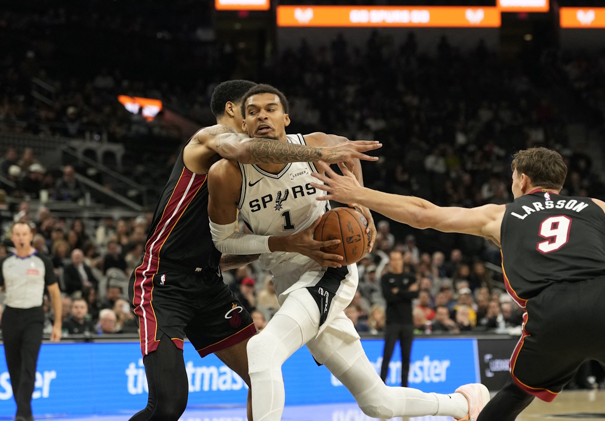 Ο Βίκτορ Γουενμπανιάμα τα βάζει με την άμυνα των Χιτ (ΦΩΤΟ Credit: Scott Wachter-Imagn Images)