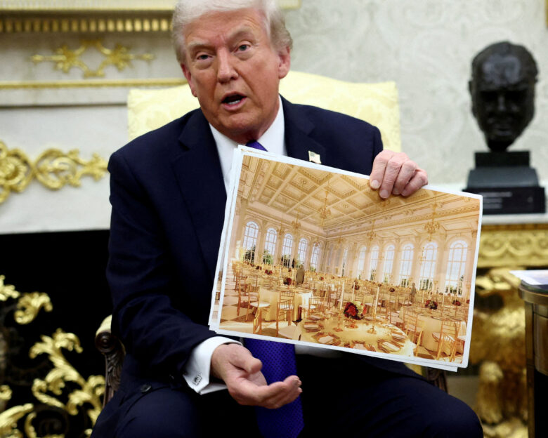 Ο Ντόναλντ Τραμπ απέλυσε τα μέλη της Επιτροπής Τεχνών που ελέγχει τα σχέδια για την νέα αίθουσα δεξιώσεων του Λευκού Οίκου