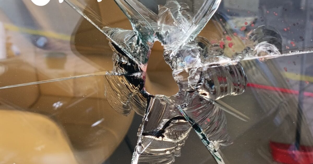Oropos: Hooded men broke into a hair salon and beat the owner with clubs and a hammer Oropos: Hooded men broke into a hair salon and beat the owner with clubs and a hammer