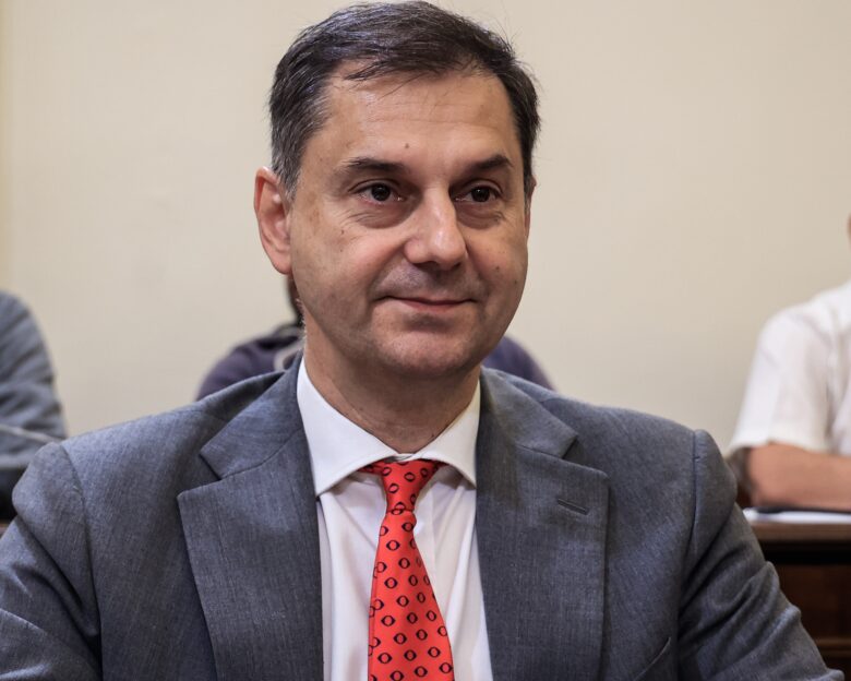 Χάρης Θεοχάρης: Εμπρηστική επίθεση στο γραφείο του – «Φασιστική ενέργεια των θρασύδειλων τραμπούκων» λέει η ΝΔ