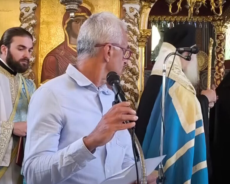 Ζάκυνθος: Η απάντηση του δάσκαλου στην επίθεση του μητροπολίτη Δωδώνης για το πουκάμισο – «Δεν είχα πρόθεση να προκαλέσω»
