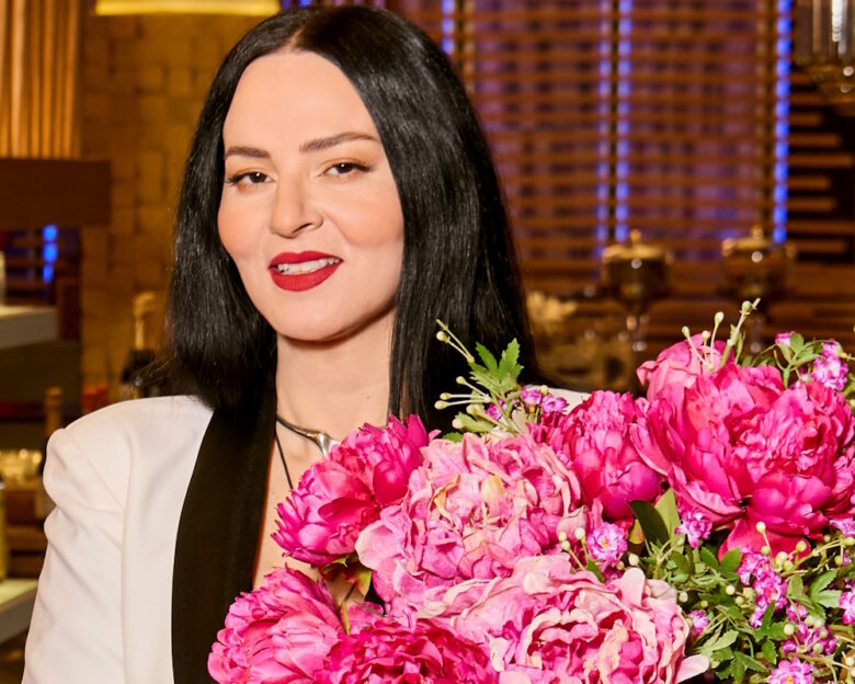 First Dates: Στο αποψινό επεισόδιο, η αγάπη κάνει χιλιόμετρα, γελάει δυνατά και δοκιμάζει τα όριά της