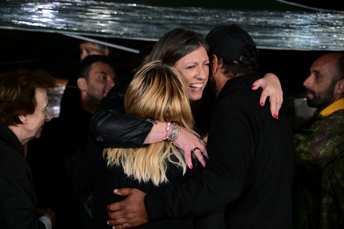 Η Ζωή Κωνσταντοπούλου αγκαλιάζει το Πάνο Ρούτσι και την σύζυγό του 