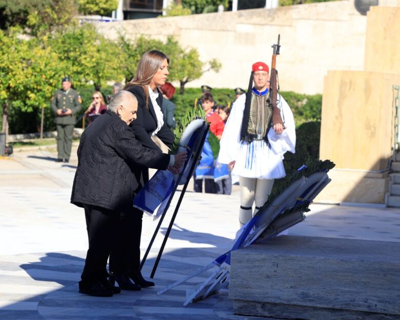 Η Ζωή Κωνσταντοπούλου με την Αλεξάνδρα Σάντα, κόρη του αντιστασιακού Λάκη Σάντα, στο Σύνταγμα