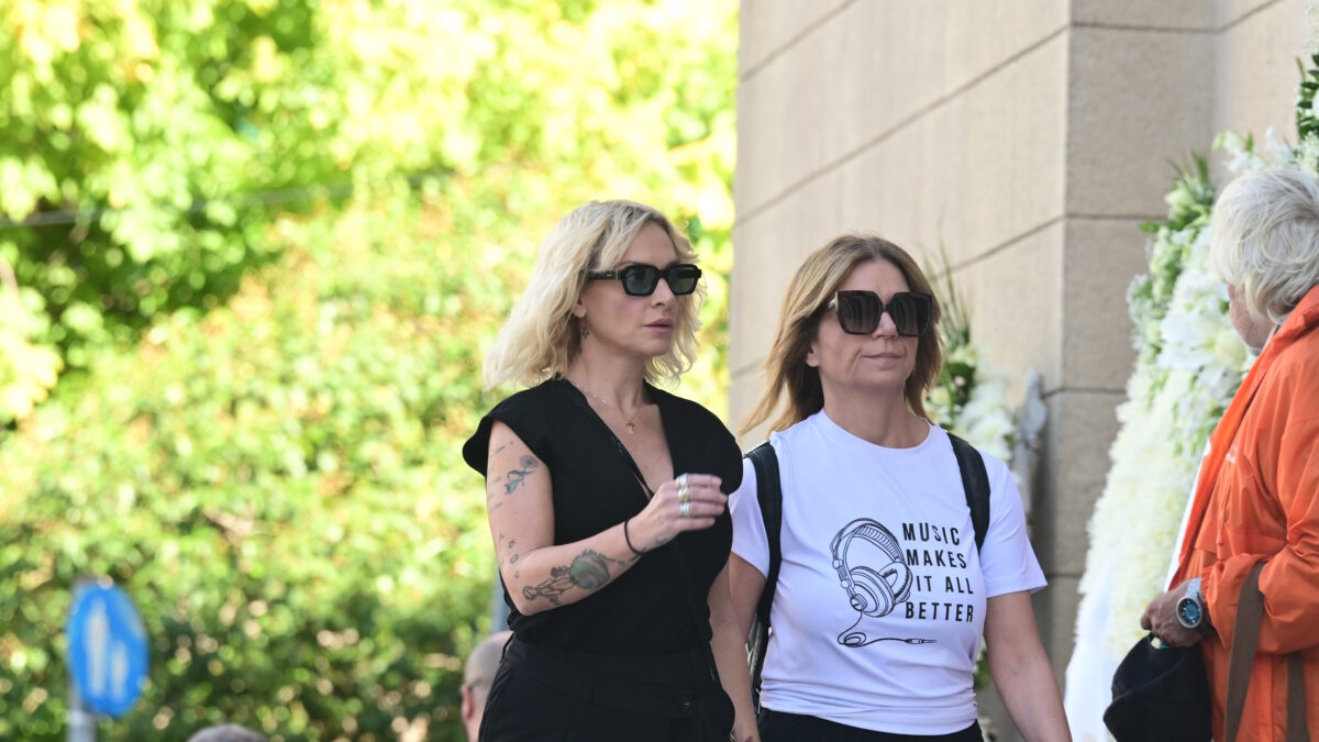 Η Ελεωνόρα Ζουγανέλη στην κηδεία του Διονύση Σαββόπουλου