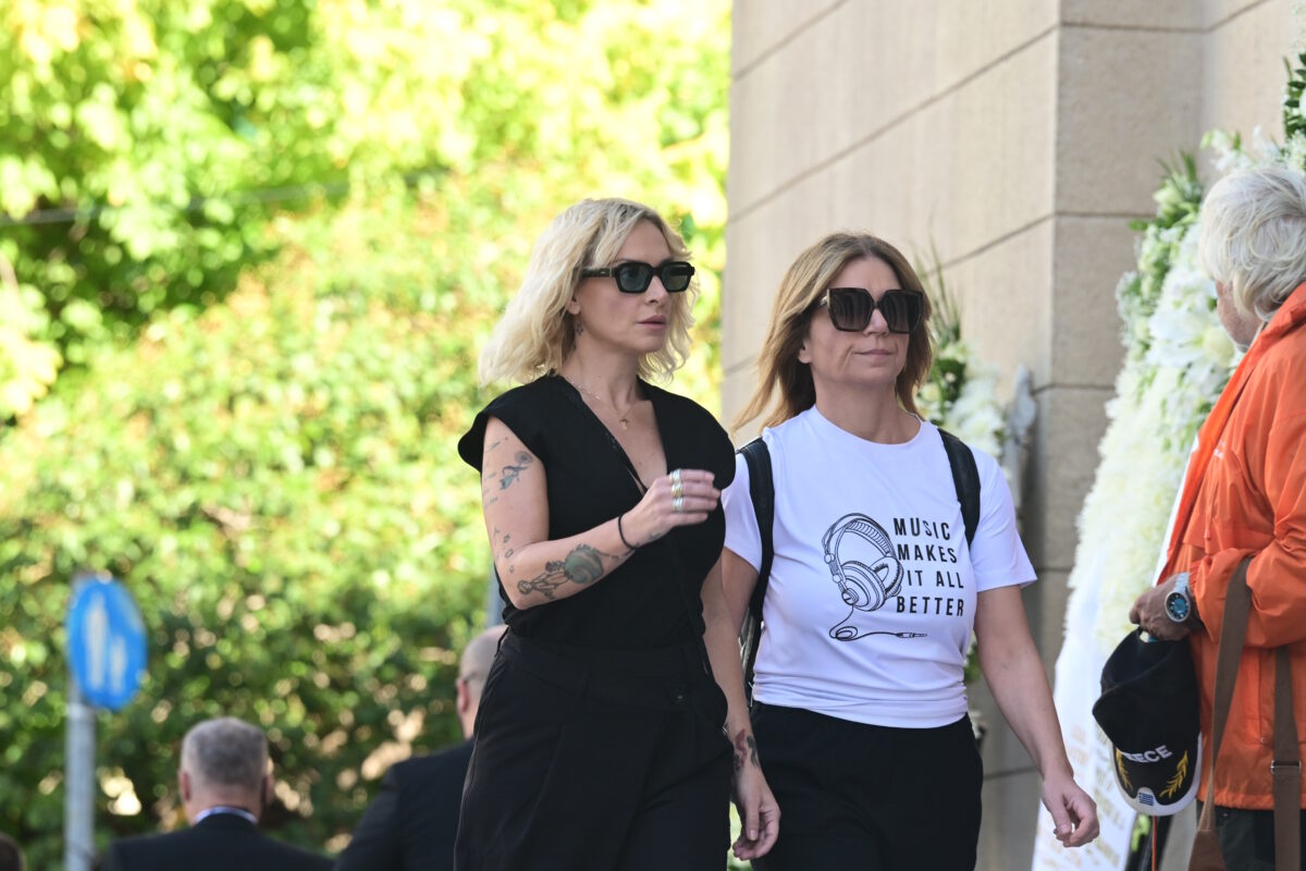 Η Ελεωνόρα Ζουγανέλη στην κηδεία του Διονύση Σαββόπουλου
