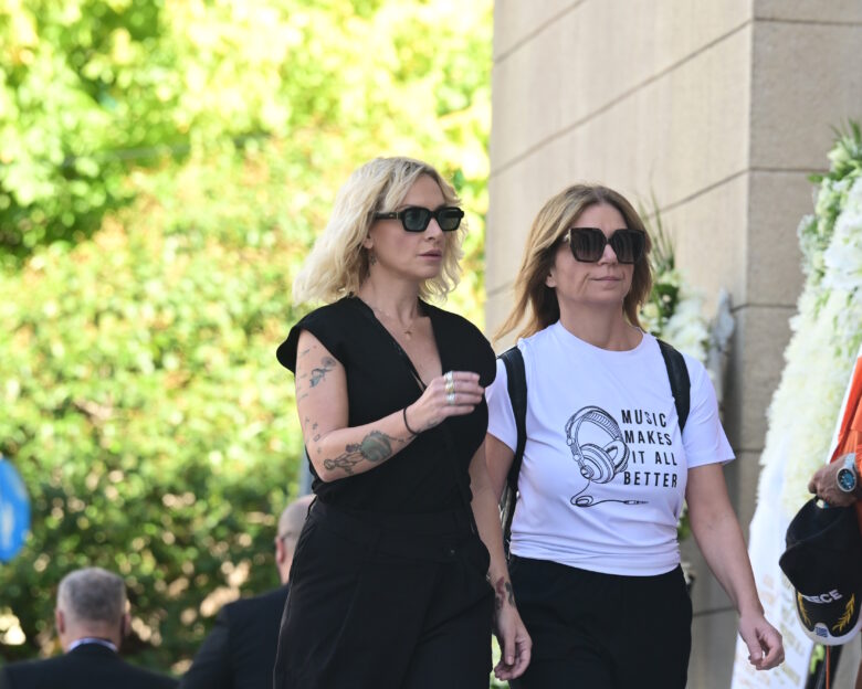 Διονύσης Σαββόπουλος: Ιωαννίδης, Γαλάνη, Ζουγανέλη, Πορτοκάλογλου και πλήθος καλλιτεχνών στο ύστατο χαίρε του σπουδαίου μουσικού