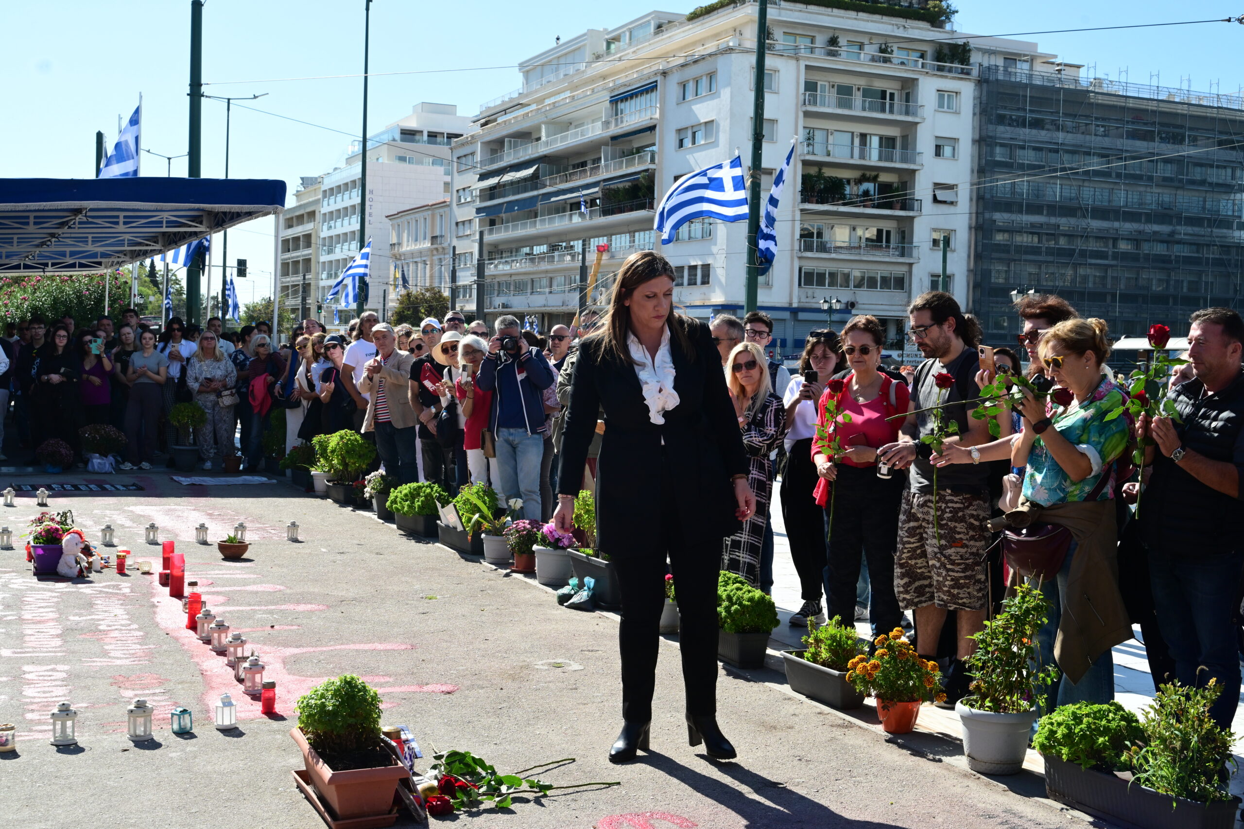 Η πρόεδρος της Πλεύσης Ελευθερίας, Ζωή Κωνσταντοπούλου και συγγενείς των θυμάτων του σιδηροδρομικού δυστυχήματος των Τεμπών αφήνουν λουλούδια στο σημείο που είναι γραμμένα το ονόματα μπροστά από το Μνημείο του Άγνωστου Στρατιώτη, Τρίτη 28 Οκτωβρίου 2025. (ΤΑΤΙΑΝΑ ΜΠΟΛΑΡΗ/EUROKINISSI)