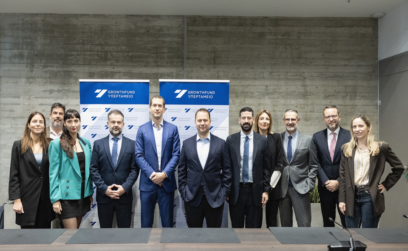 (από τα αριστερά προς τα δεξιά): Ειρήνη Κοντραφούρη, Νομική Σύμβουλος, Πάνος Κορομάντζος, Συμβολαιογράφος, Ελεάννα Καρβούνη, Διευθύντρια του ελληνικού Νομικού Τμήματος της «ΣΑΝΗ Μ.Α.Ε.», Παναγιώτης Αναγνωστόπουλος, Project Manager Υπερταμείου, Λάμπης Παχυγιαννάκης, Ανώτερος Διευθυντής Εξαγορών & Επενδύσεων της «ΣΑΝΗ Μ.Α.Ε.», Παναγιώτης Σταμπουλίδης, Αναπληρωτής Διευθύνων Σύμβουλος Υπερταμείου, Σπύρος Πολυχρονόπουλος, Project Manager του έργου στο Υπερταμείο, Μαρία Γιαννακού, Νομική Σύμβουλος Υπερταμείου, Γιάννος Βάγιας, Επικεφαλής Νομικός Υπερταμείου, Θεολόγος Μιντζάς, Νομικός εκπρόσωπος της «ΣΑΝΗ Μ.Α.Ε.», Βάλια Αναστασοπούλου, Νομικός εκπρόσωπος της «ΣΑΝΗ Μ.Α.Ε.»