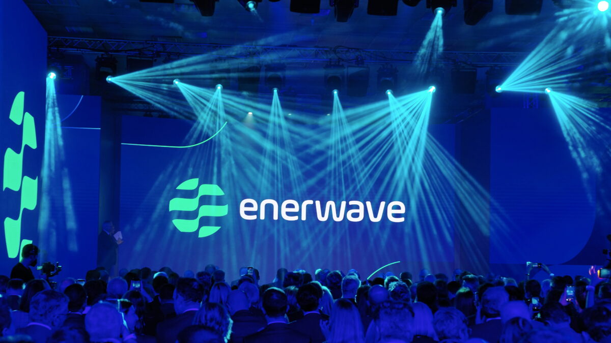 Στιγμιότυπο από την παρουσίαση της Enerwave σε εκπροσώπους του πολιτικού, επιχειρηματικού, θεσμικού και ενεργειακού κλάδου, δημοσιογράφους, συνεργάτες και στελέχη του Ομίλου