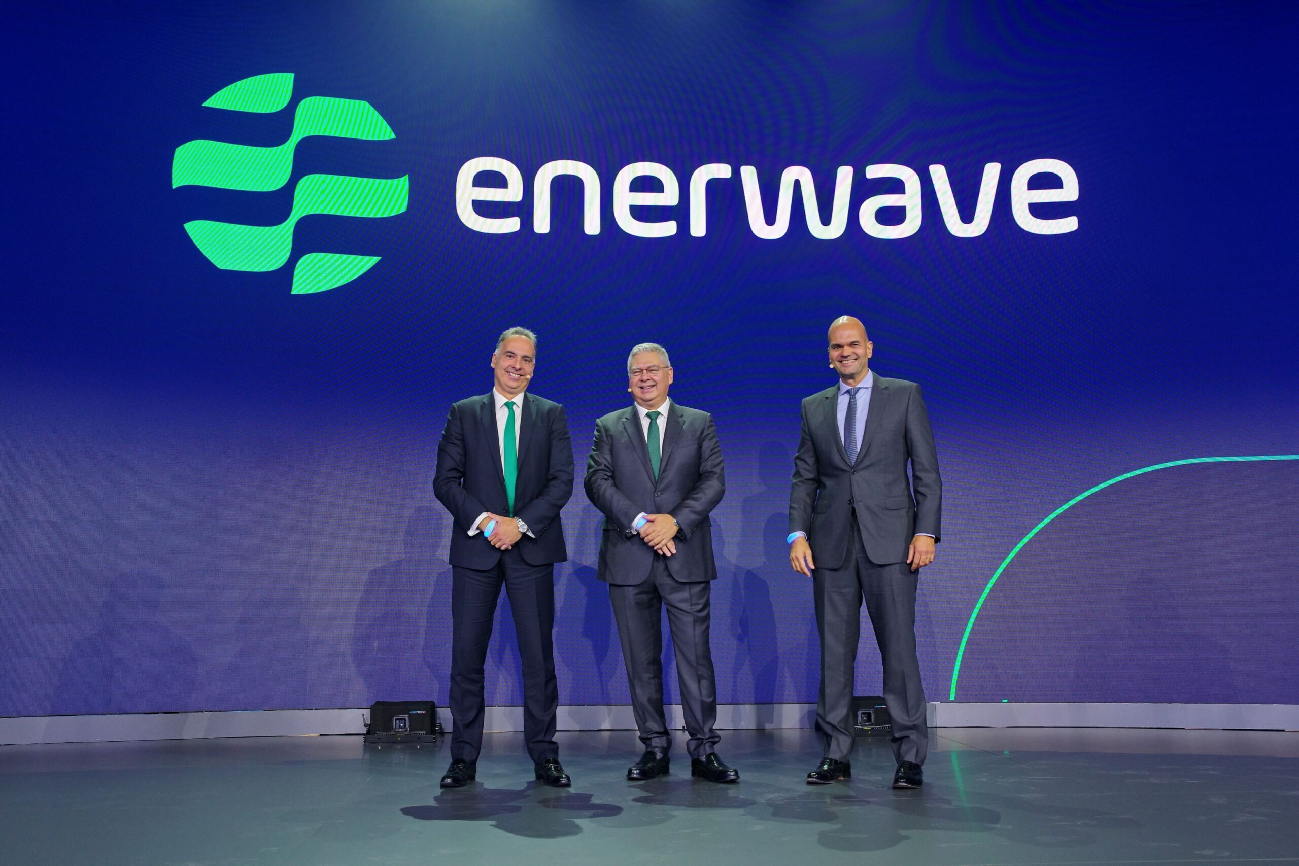 Από αριστερά, ο Αναπληρωτής Διευθύνων Σύμβουλος της HELLENiQ ENERGY κ. Γιώργος Αλεξόπουλος, ο CEO κ. Ανδρέας Σιάμισιης και ο κ. Γιώργος Μίχος, Διευθύνων Σύμβουλος της Enerwave
