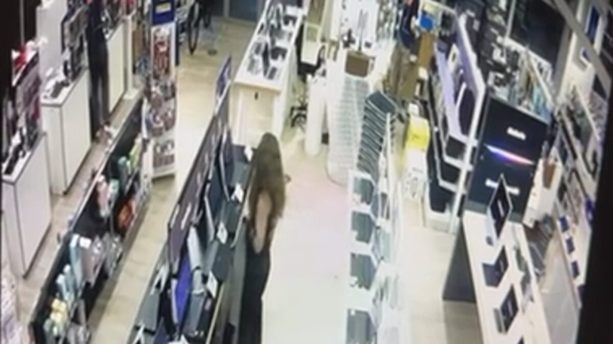 Η 34χρονη τη στιγμή που κλέβει τάμπλετ