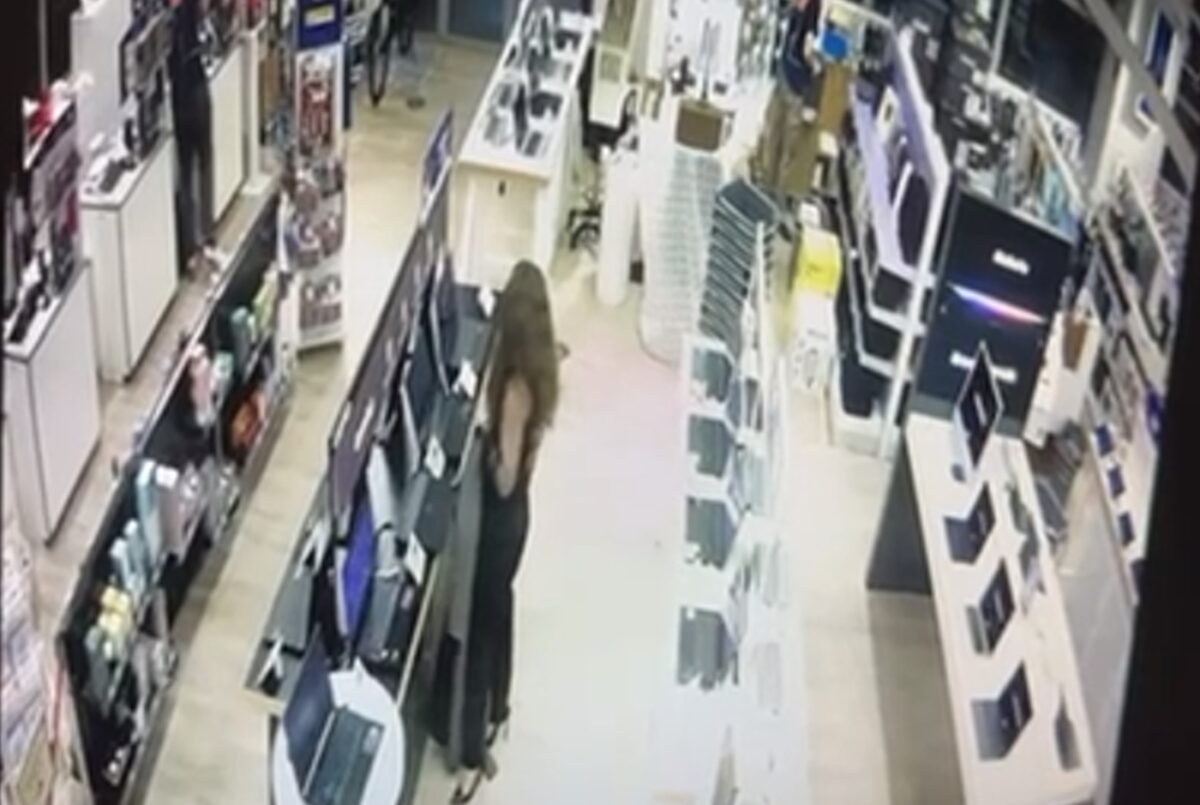 Η 34χρονη τη στιγμή που κλέβει τάμπλετ