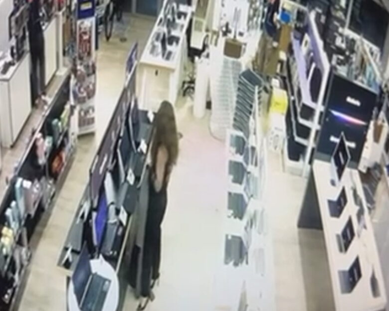 Συνελήφθη 34χρονη για κλοπές από καταστήματα, προτιμούσε ακριβά τάμπλετ, ρούχα και παπούτσια – Βίντεο με τη δράση της