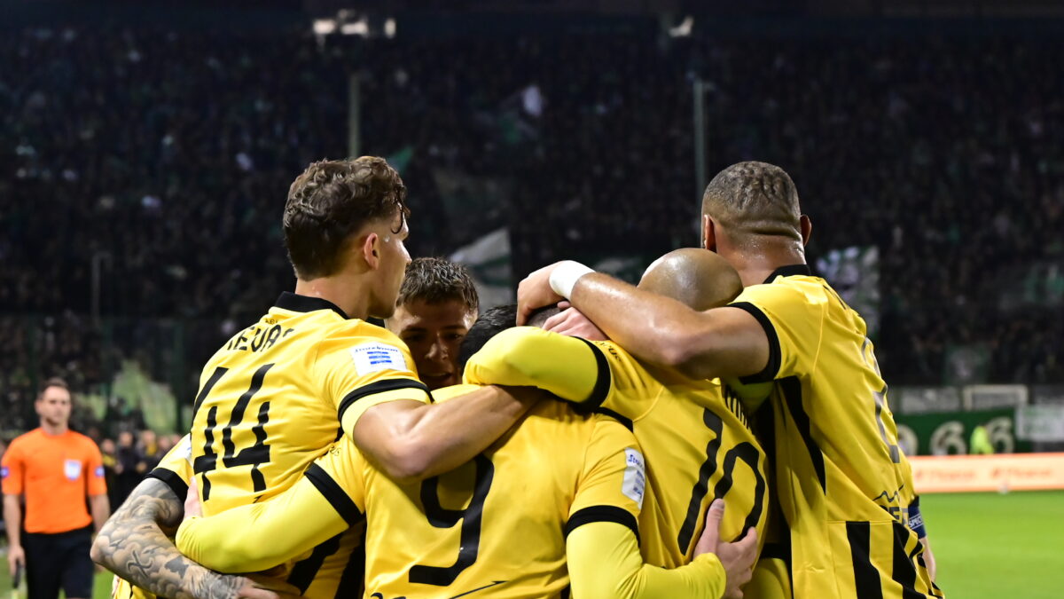 Οι παίκτες της ΑΕΚ πανηγυρίζουν στη Λεωφόρο (ΜΙΧΑΛΗΣ ΚΑΡΑΓΙΑΝΝΗΣ