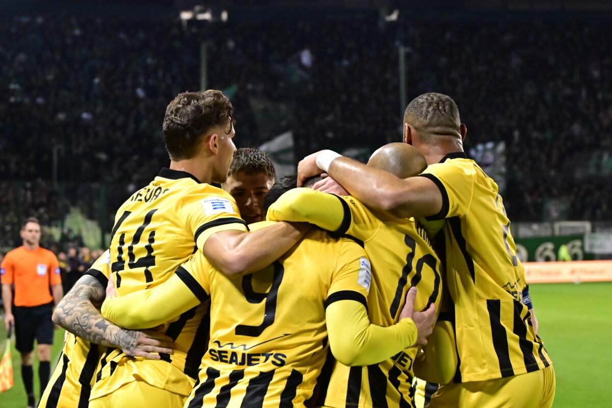 Οι παίκτες της ΑΕΚ πανηγυρίζουν στη Λεωφόρο (ΜΙΧΑΛΗΣ ΚΑΡΑΓΙΑΝΝΗΣ