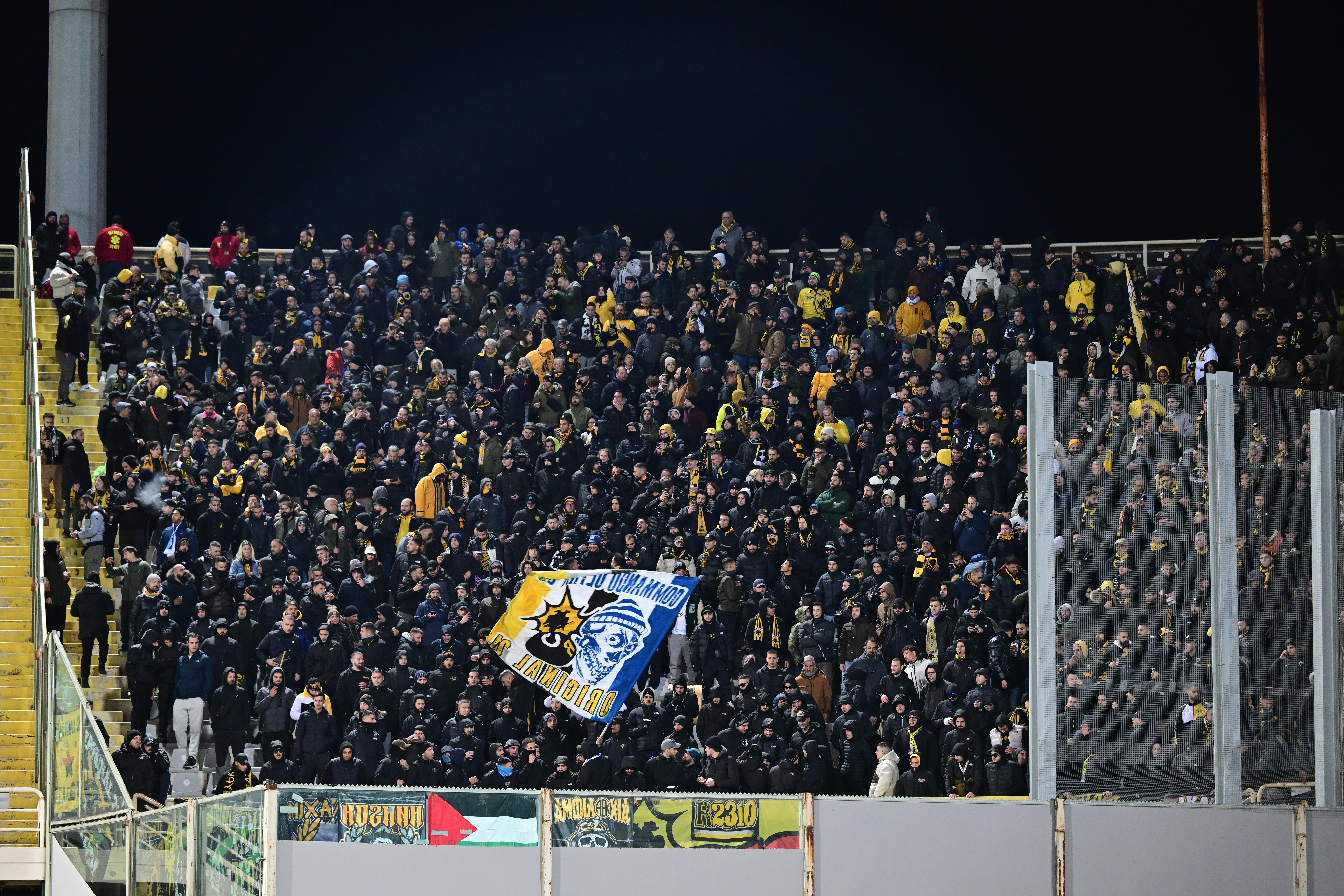 Οι οπαδοί της ΑΕΚ στη Φλωρεντία (ΑΝΤΩΝΗΣ ΝΙΚΟΛΟΠΟΥΛΟΣ / EUROKINISSI)