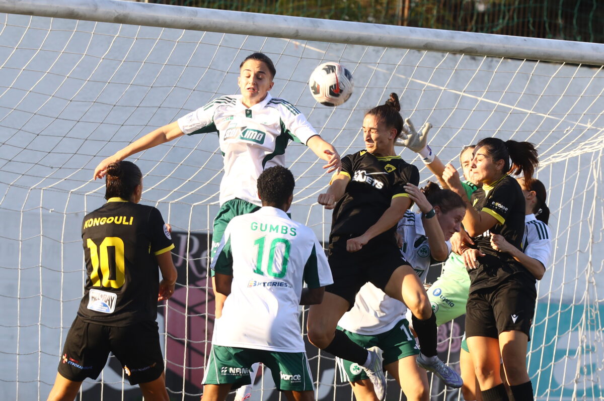 Στιγμιότυπο από τον αγώνα της ΑΕΚ με τον Παναθηναϊκό (ΜΑΡΚΟΣ ΧΟΥΖΟΥΡΗΣ