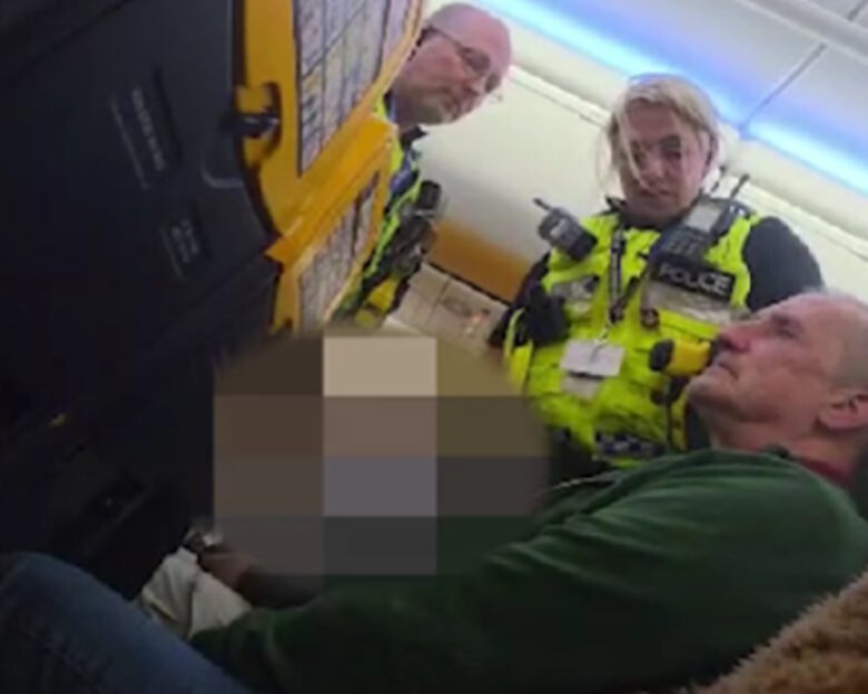 Βρετανία: Μεθυσμένος επιβάτης έκανε χαμό και εμπόδισε την προσγείωση αεροπλάνου – Επιτέθηκε στους αστυνομικούς