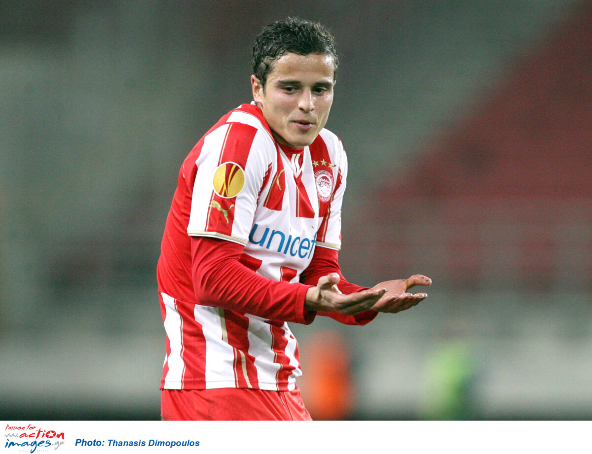 Ο Αφελάι με τη φανέλα του Ολυμπιακού