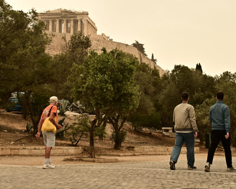 Καιρός αύριο: Ανοιξιάτικη Κυριακή με θερμοκρασία στους 23 βαθμούς Κελσίου και μεταφορά αφρικανικής σκόνης