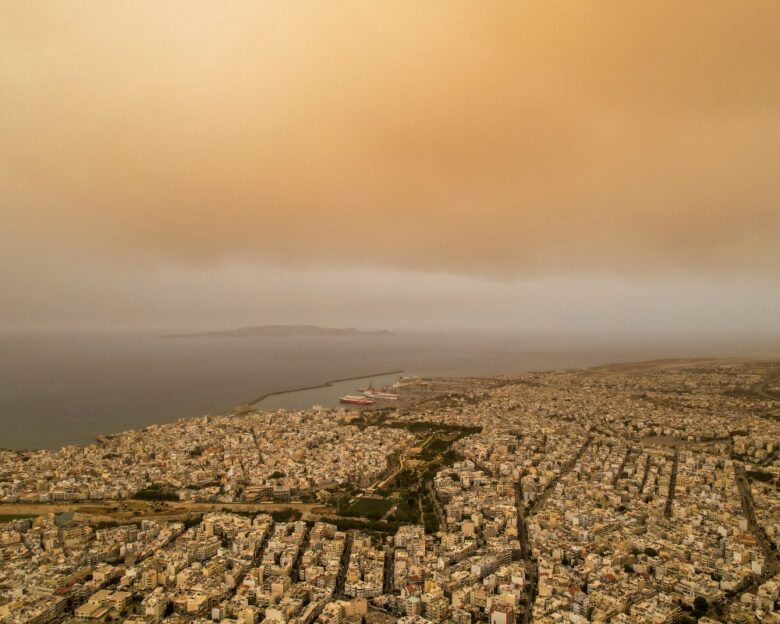 Καιρός – Τσατραφύλλιας: «Θερμή εισβολή με νοτιάδες και υγρασία» – Επιστροφή της αφρικανικής σκόνης από τη Δευτέρα