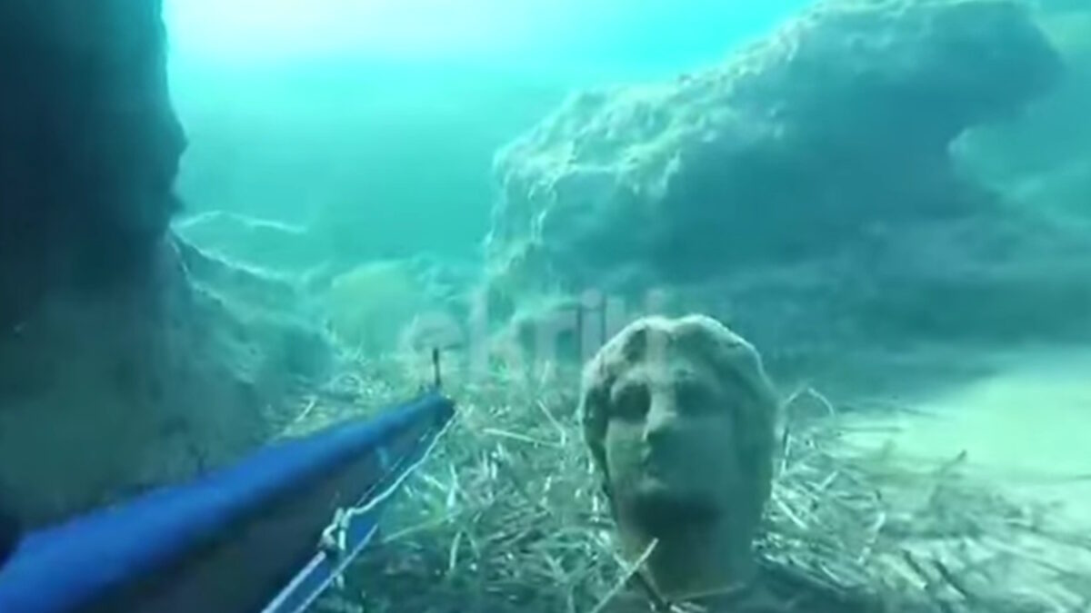 Το άγαλμα που βρήκε ο ψαροντουφεκάς στον βυθό