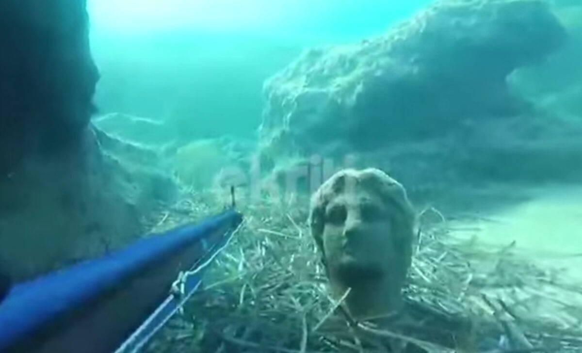 Το άγαλμα που βρήκε ο ψαροντουφεκάς στον βυθό