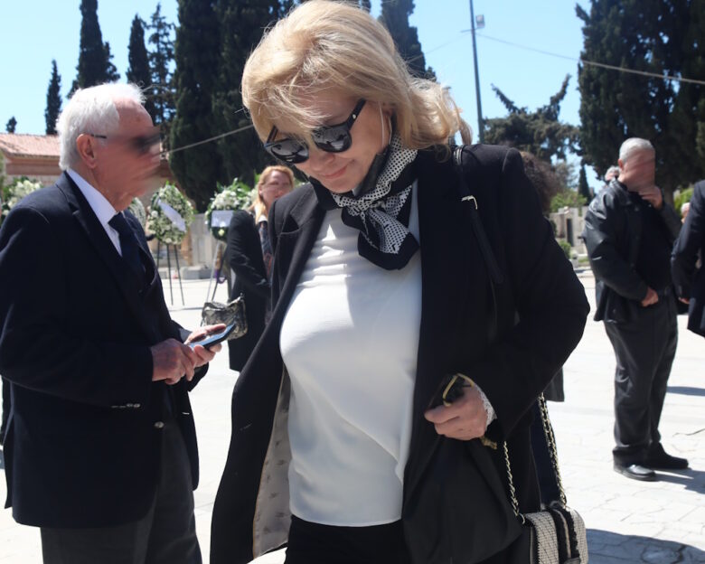 Αγγελική Νικολούλη: Πόνος και θλίψη στην κηδεία της μητέρας της στον Πύργο Ηλείας